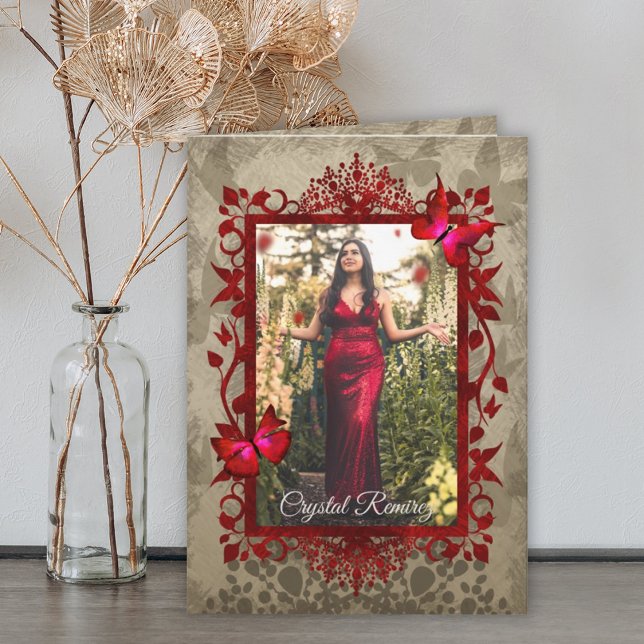 Elegante invitación a la mariposa roja Quinceanera (Beige and red quinceanera invitation, antique ornate decorative red frame, red butterflies folded)