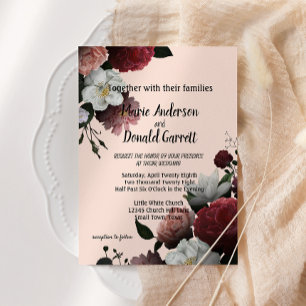 Elegante invitación a las flores borgoñas y rosas
