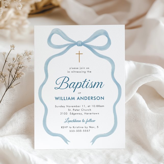 Elegante invitación al bautismo con reverencia azu (Classic Baptism invitation with blue bow and cross on soft fabric backdrop.)