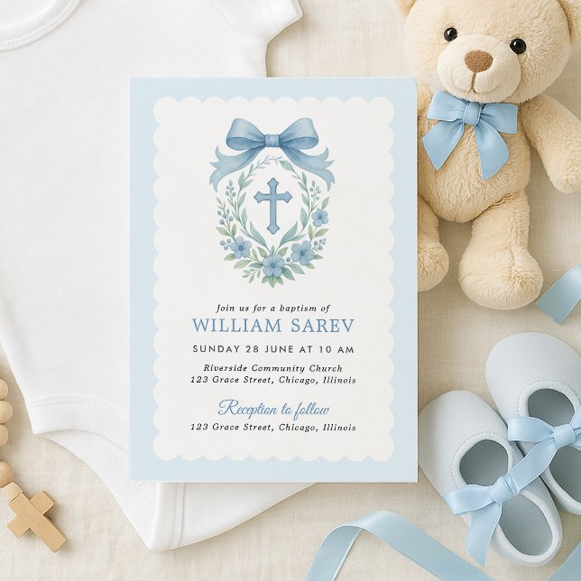 Elegante invitación al bautismo de vaca azul para  (Baby boy baptism invitation with floral wreath and blue bow – flat lay with shoes and teddy)