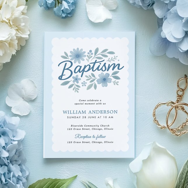 Elegante invitación al bautismo floral azul (Scalloped edge baptism card with blue florals – hand holding with ribbon and envelope)