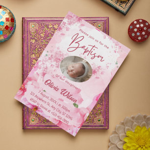 Elegante invitación al bautismo floral rosado para