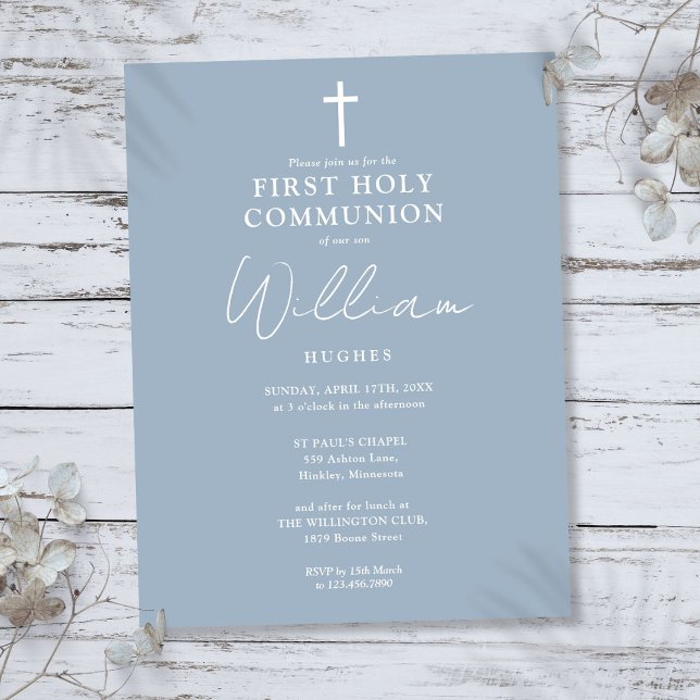 Elegante invitación azul polvoriento para Primera  (Elegant Dusty Blue First Holy Communion Invitation Postcard)