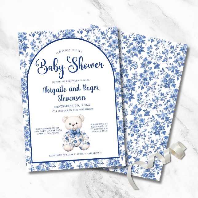 Elegante invitación Baby Shower Blue Toile (Elegant Blue Toile Baby Shower Invitation with Toile Bear, Couple Names, Parents to Be or Mom to Be.)