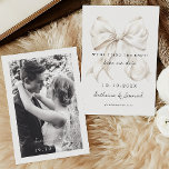Elegante Invitación de Ahorro de Fecha con Foto y<br><div class="desc">"Nos estamos casando" invitación de boda para guardar la fecha con un diseño de lazo blanco elegante y letra manuscrita. Agrega tu foto al reverso para un toque personal.</div>