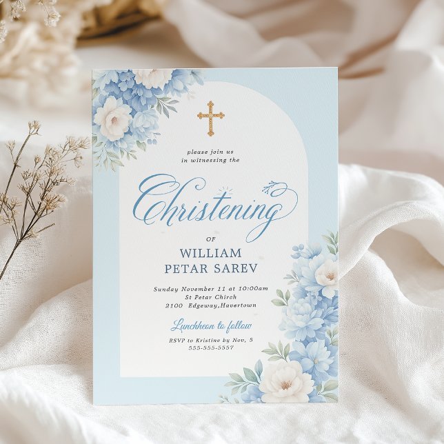 Elegante Invitación de Bautizo Floral Azul con Cr (Elegant blue floral christening invitation with a cross.)