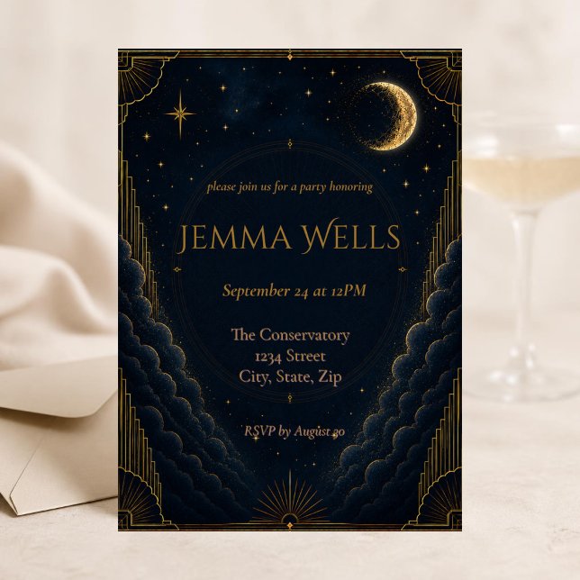 Elegante invitación de cumpleaños celestial Navy G (Elegant navy and gold celestial birthday invitation with a glowing crescent moon and starry night.)