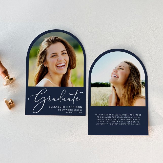 Elegante Invitación de Graduación Azul de Foto Arc (An elegant arch-shaped photo graduation announcement to celebrate the graduate's achievements)