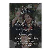 Elegante invitación de graduación con un estilo mo