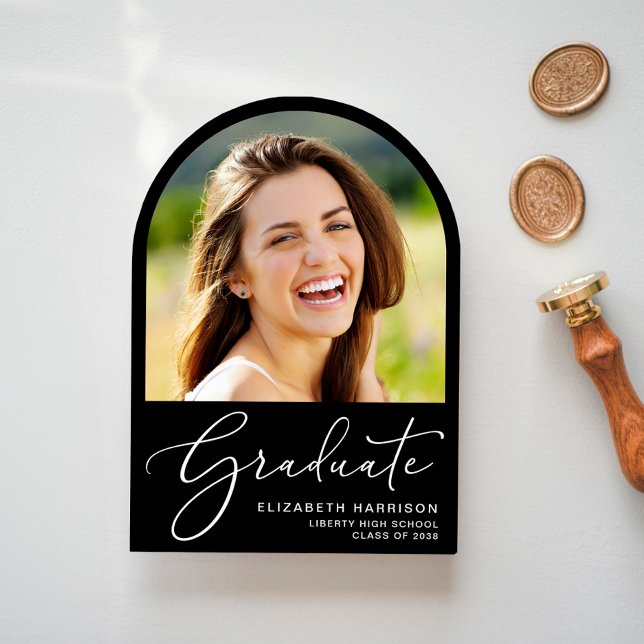 Elegante Invitación de Graduación de Foto de Arco  (Share the pride and excitement of your graduate's achievement with friends and family near and far)