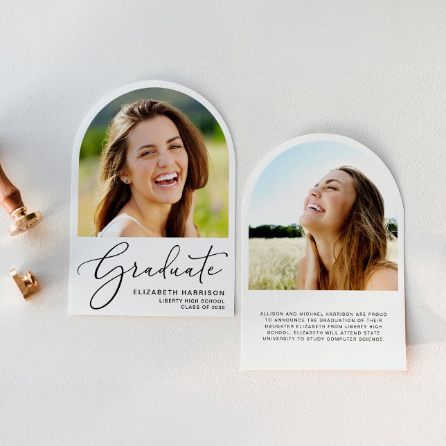 Elegante Invitación de Graduación de Foto de Arco  (An elegant arch-shaped photo graduation announcement to celebrate the graduate's achievements)