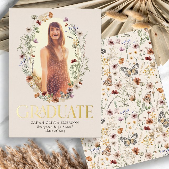 Elegante Invitación de graduados de Relieve metali (Elegant Floral Real Gold Foil Graduate Announcement with Butterfly by Painted Paperie
)