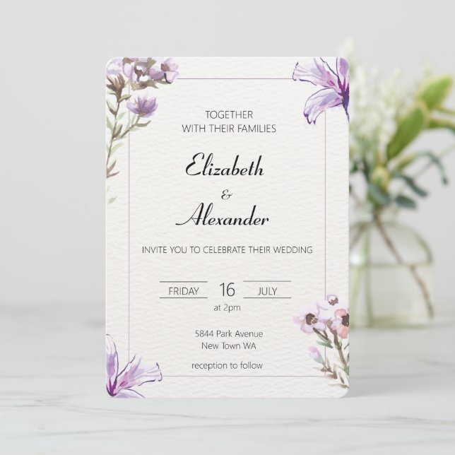 Elegante invitación floral de boda flores moradas (Anverso de pie)