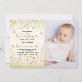 Elegante invitación floral de primer cumpleaños