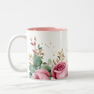 Elegante jarra floral con rosas rosadas y vegetaci