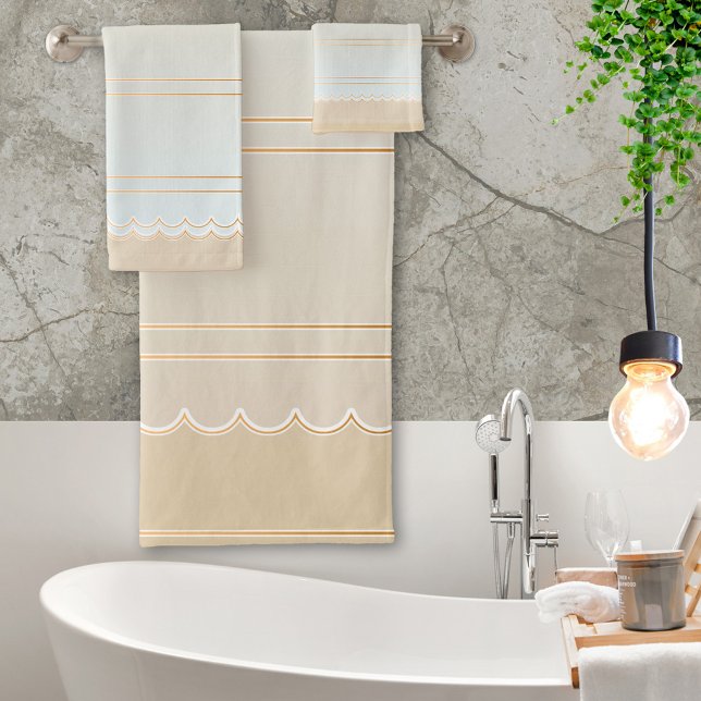 Elegante juego de toallas de baño de arena (A beautiful striped bathroom towel set in soft pastel sandy beach colors)