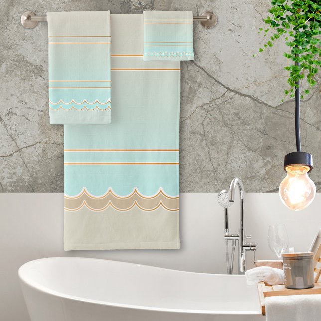 Elegante juego de toallas de baño turquesa (A beautiful striped bathroom towel set in soft turquoise and sandy beach colors)