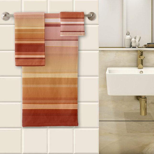 Elegante juego de toallas Rubor rayado de Borgoña (A lovely striped bathroom towel set in warm burgundy with blush pink colors and tiny rose gold lines)