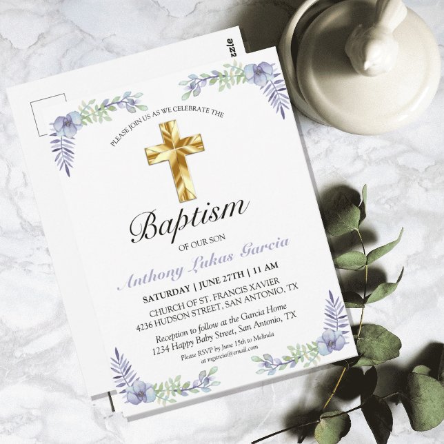 Elegante Lavanda cruza de oro Baptismo postal (PRETTY PURPLE FLORAL GOLD CROSS BAPTISM INVITATION POSTCARD)