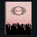 Elegante libro de esbozo de Purpurina rosado<br><div class="desc">Este cuaderno de dibujo personalizado de 8, 5 x 11 tiene un monograma en blanco y negro sobre un hermoso Relieve metalizado falso rosa y fondo purpurina goteo. Personalízalo para la artista femenina en tu vida. Hace un regalo divertido para cumpleaños y Navidades. Diseñado para ti por Blackberry Boulevard.</div>