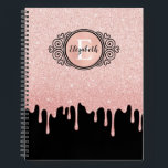 Elegante libro de esbozo de Purpurina rosado<br><div class="desc">Este cuaderno de dibujo personalizado de 8, 5 x 11 tiene un monograma en blanco y negro sobre un hermoso Relieve metalizado falso rosa y fondo purpurina goteo. Personalízalo para la artista femenina en tu vida. Hace un regalo divertido para cumpleaños y Navidades. Diseñado para ti por Blackberry Boulevard.</div>