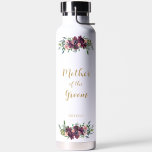 Elegante madre floral de la botella de agua Groom<br><div class="desc">¿Buscando un regalo divertido, moderno y elegante para la madre de la novia o la madre del novio? Esta hermosa botella de agua floral es un regalo práctico que pueden usar incluso después de tu día de boda. Florales retratados en burdeos de color rojo oscuro y rosa rubor con vegetación...</div>