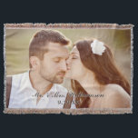 Elegante manta de fotos de casamiento personalizad<br><div class="desc">El color del texto es un marrón oscuro. Si desea cambiar el color del texto, haga clic en el botón "personalizar". Verás que hay campos de texto dobles (debido a la sombrilla blanca). Haga clic en los campos de texto de la parte superior para editar el color. Por favor, reemplace...</div>
