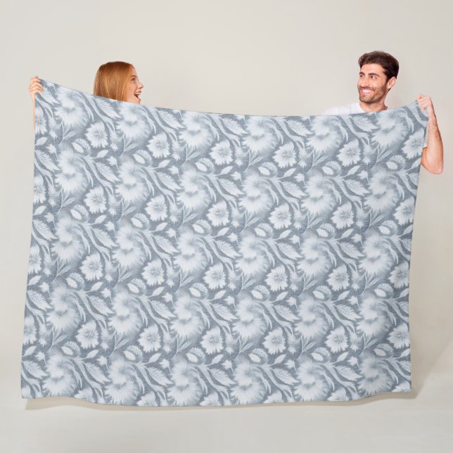 Elegante manta gris con contorno floral blanco (In situ)