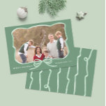 Elegante marco de foto Sage Bow Feliz Navidad<br><div class="desc">** Crédito de la foto: Fotografía © Storytree Studios, Stanford, CA ** Elegante acuarela Diseño de la tarjeta de fotos navideña Merry con un marco de cinta verde salvia con doble arco contra un fondo verde oscuro y un reverso verde a rayas. Los elementos de acuarela fueron pintados originalmente a...</div>