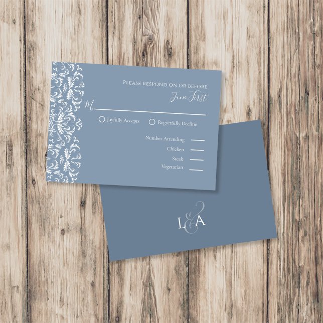 Elegante Moderno Azul Polvoriento Filigrana RSVP B (Elegant dusty blue RSVP wedding card with modern filigree design and clean typography.)