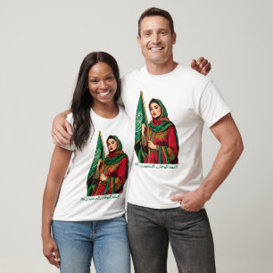 Elegante mujer saudita sosteniendo una camiseta co