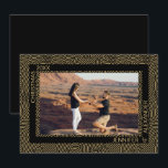 Elegante Navidad moderno Fotografía de Parejas<br><div class="desc">Tu foto favorita aparece en el fondo de las líneas doradas y los puntos en negro personalizados con tus nombres. MÁS DISEÑOS en nuestra tienda.</div>