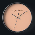 Elegante nombre de guión de melocotón fuzz reloj g<br><div class="desc">Reloj moderno con un fondo naranja (melocotón) y un nombre de guión de gaviota negro con letras a mano. Personaliza con tu nombre</div>