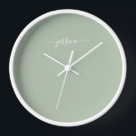 Elegante nombre de guión verde sabio reloj grande<br><div class="desc">Reloj moderno con un fondo verde sabio y un nombre de guión femenino blanco con letras a mano. Personaliza con tu nombre</div>