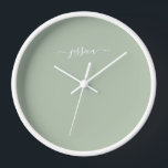 Elegante nombre de guión verde sabio reloj grande<br><div class="desc">Reloj moderno con un fondo verde sabio y un nombre de guión femenino blanco con letras a mano. Personaliza con tu nombre</div>