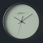 Elegante nombre de guión verde sabio reloj grande<br><div class="desc">Reloj moderno con un fondo verde sabio y un nombre de guión de gaviota negro con letras a mano. Personaliza con tu nombre</div>