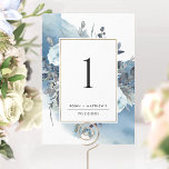 Elegante número de mesa de la recepción de la boda<br><div class="desc">Ayude a sus huéspedes a encontrar su mesa con este elegante número de mesa con delicadas manchas de color azul y exquisitos detalles florales. Tarjetas de doble cara. Espacio claro alrededor que le da la libertad de usar el soporte de la mesa o el marco. Posibilidad de personalizar con su...</div>