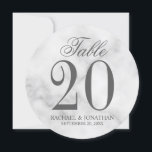 Elegante número de mesa redonda de Boda de mármol<br><div class="desc">La elegante tarjeta de números de mesa redonda de boda incluye el título "Table" en un estilo de tipo de letra gris elegante con un número de tabla grande y detalles bodas en estilo de fuente serif gris sobre fondo de mármol blanco. También es perfecto para una ducha de novias,...</div>