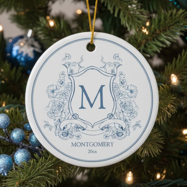 Elegante Ornamento de Navidad Floral Azul (elegant blue white monogram christmas ornament with family crest initial, custom name and est date)