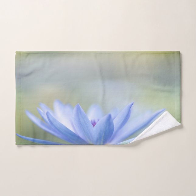 Elegante paisaje azul de flores de Lotus, zen (Toalla de mano)