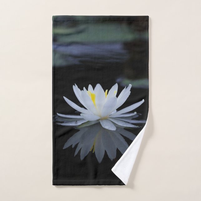 Elegante paisaje blanco de flores de Lotus, zen (Toalla de mano)