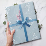 Elegante papel de envolver Boda de monograma gris<br><div class="desc">Presentamos nuestra elegante y moderna suite Boda de fotografía con guión moderno en blanco y azul suave. Cada pieza está pensadamente diseñada para crear un aspecto elegante y coherente. Esta colección incluye todos los elementos esenciales del boda, como postales para guardar la fecha, invitaciones, tarjetas RSVP, cajas de regalo o...</div>