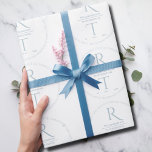 Elegante papel de envolver Boda de monograma gris<br><div class="desc">Presentamos nuestra elegante y moderna suite Boda de fotografía con guión moderno en blanco y azul suave. Cada pieza está pensadamente diseñada para crear un aspecto elegante y coherente. Esta colección incluye todos los elementos esenciales del boda, como postales para guardar la fecha, invitaciones, tarjetas RSVP, cajas de regalo o...</div>