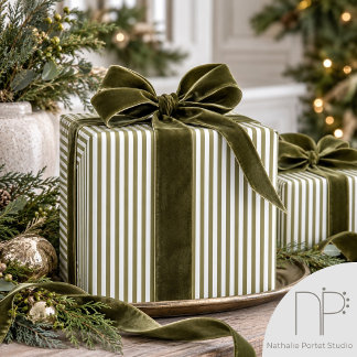 Elegante papel de regalo con rayas finas verde oli