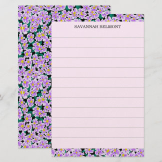 Elegante papel personalizado con flores púrpura y