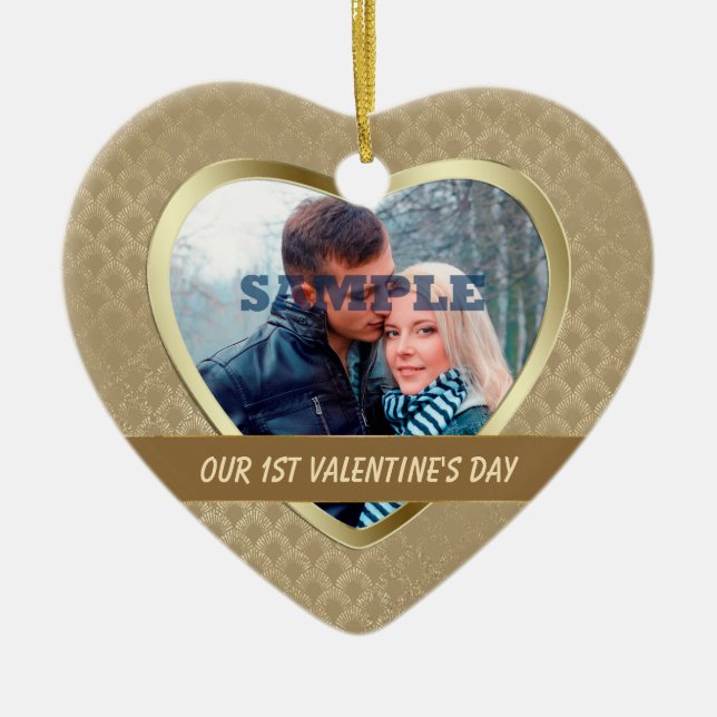 Elegante Patrón De Oro Nuestro Primer Ornamento De (Frente)