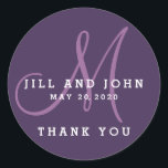 Elegante Pegatina del favorito de la boda de un mo<br><div class="desc">Elegante Monograma Púrpura Favor Pegatina. Hay más colores y estilos disponibles en nuestra tienda www.zazzle.com/MonogramGalleryGifts. Gracias. Nombres de novias y novias. Fecha de la boda. Inicial para el monograma. Colores morado y blanco. Diseño moderno</div>