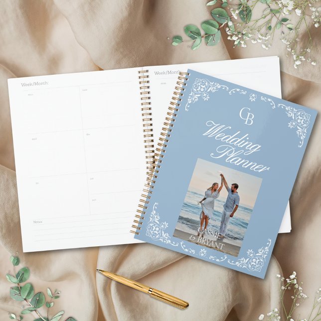 Elegante planificador de bodas con Moda azul y bla (elegant dusty blue wedding planner notebook calendar style with engagement photo and monogram border)