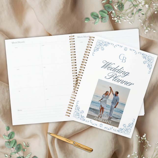 Elegante planificador de bodas de Moda azul y blan (elegant blue and white wedding planner with coastal chic chinoiserie border with simple monogram)