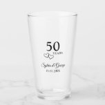 Elegante regalo de 50 años personalizado y moderno<br><div class="desc">Cree un hermoso toque personalizado único para el aniversario de la boda añadiendo los nombres de la pareja a este vaso. Mi original diseñador de corazones entrelazados acentúa el sencillo y moderno guión "50 años". Personalice este elegante regalo con los nombres de la pareja en una moderna tipografía de diseño....</div>